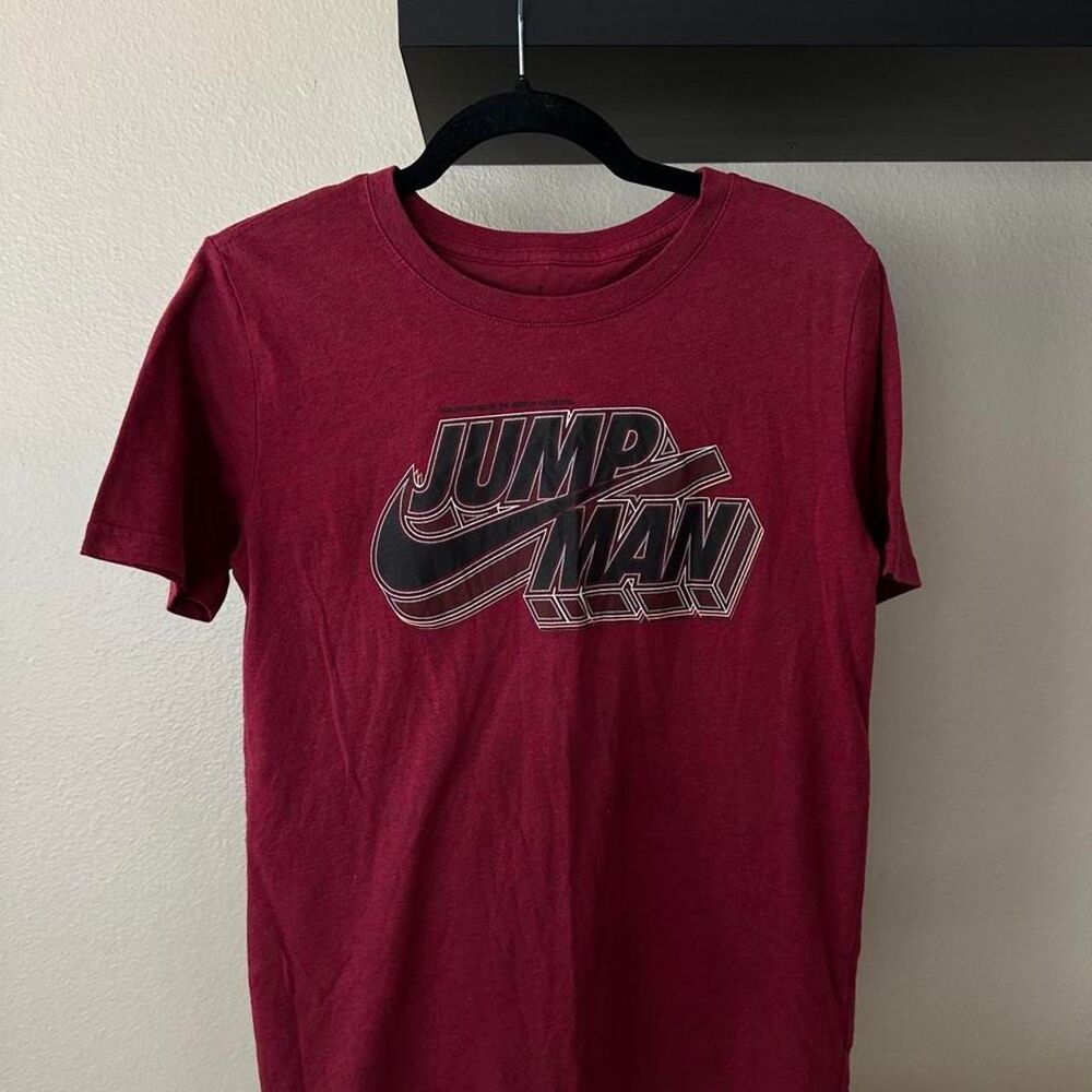 Nike Men's Burgundy and Red T-shirt